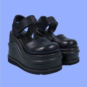 UNIF Wave Platform Sandal Size 7